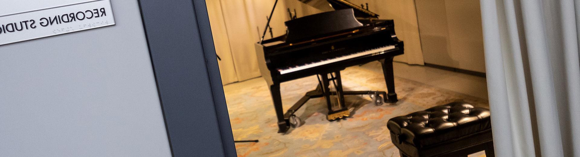 音乐学校的练习室里有一架大钢琴和蓝色图案的地毯