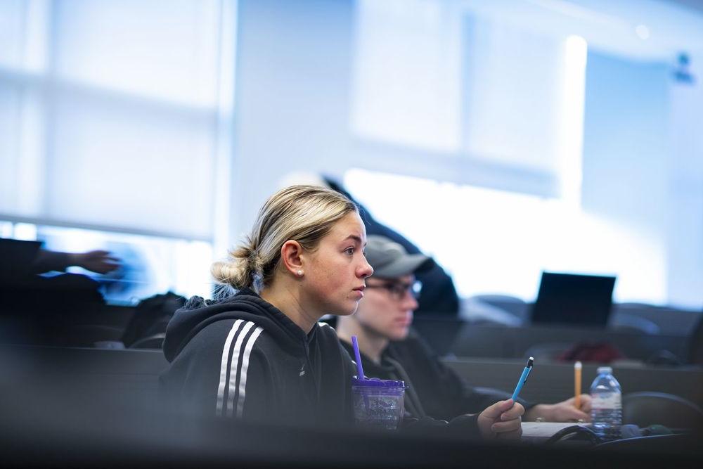 在福克斯商学院，PG电子试玩平台的学生聚精会地听讲座.